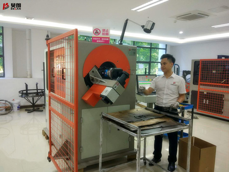 貝朗五軸自動(dòng)線(xiàn)成型機(jī)生產(chǎn)日用五金支撐桿火熱進(jìn)行中
